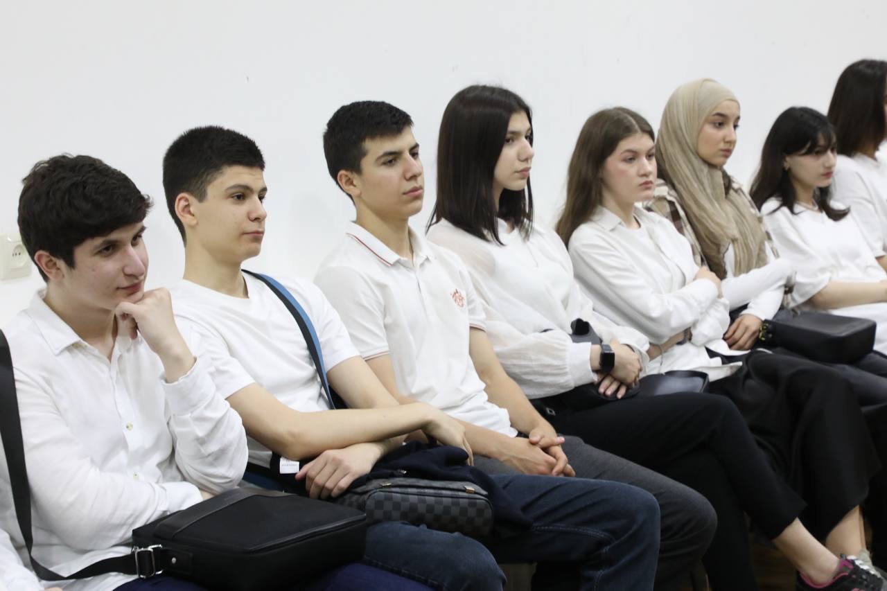 Манвел Мажонц  провел открытый урок «Разговоры о важном» для учеников махачкалинской гимназии № 13