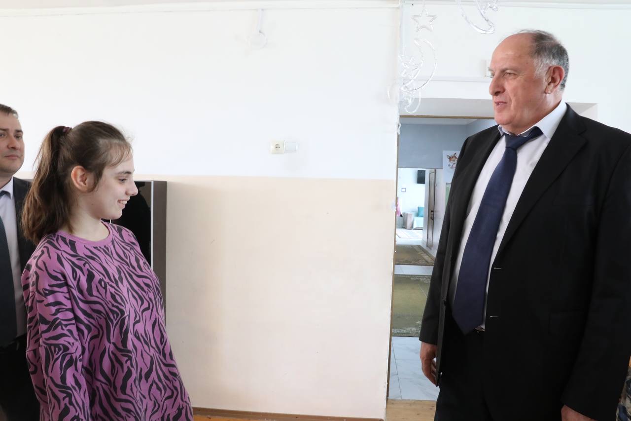 Абдулмуслим Абдулмуслимов поздравил особенных детей из Дома-интерната «Забота» с Днем защиты детей