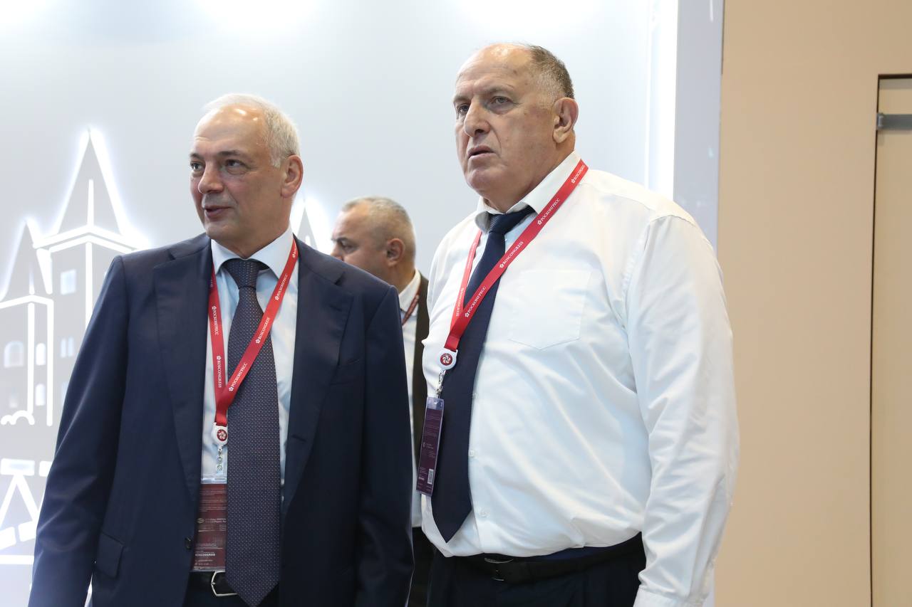Магомедсалам Магомедов посетил стенд Дагестана на ПМЭФ