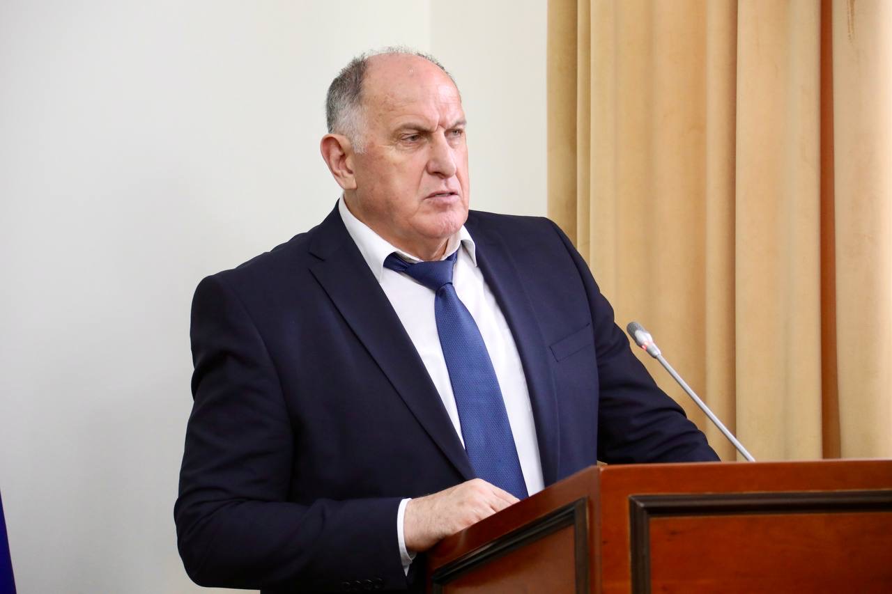 Абдулмуслим Абдулмуслимов в канун Дня России вручил госнаграды выдающимся дагестанцам