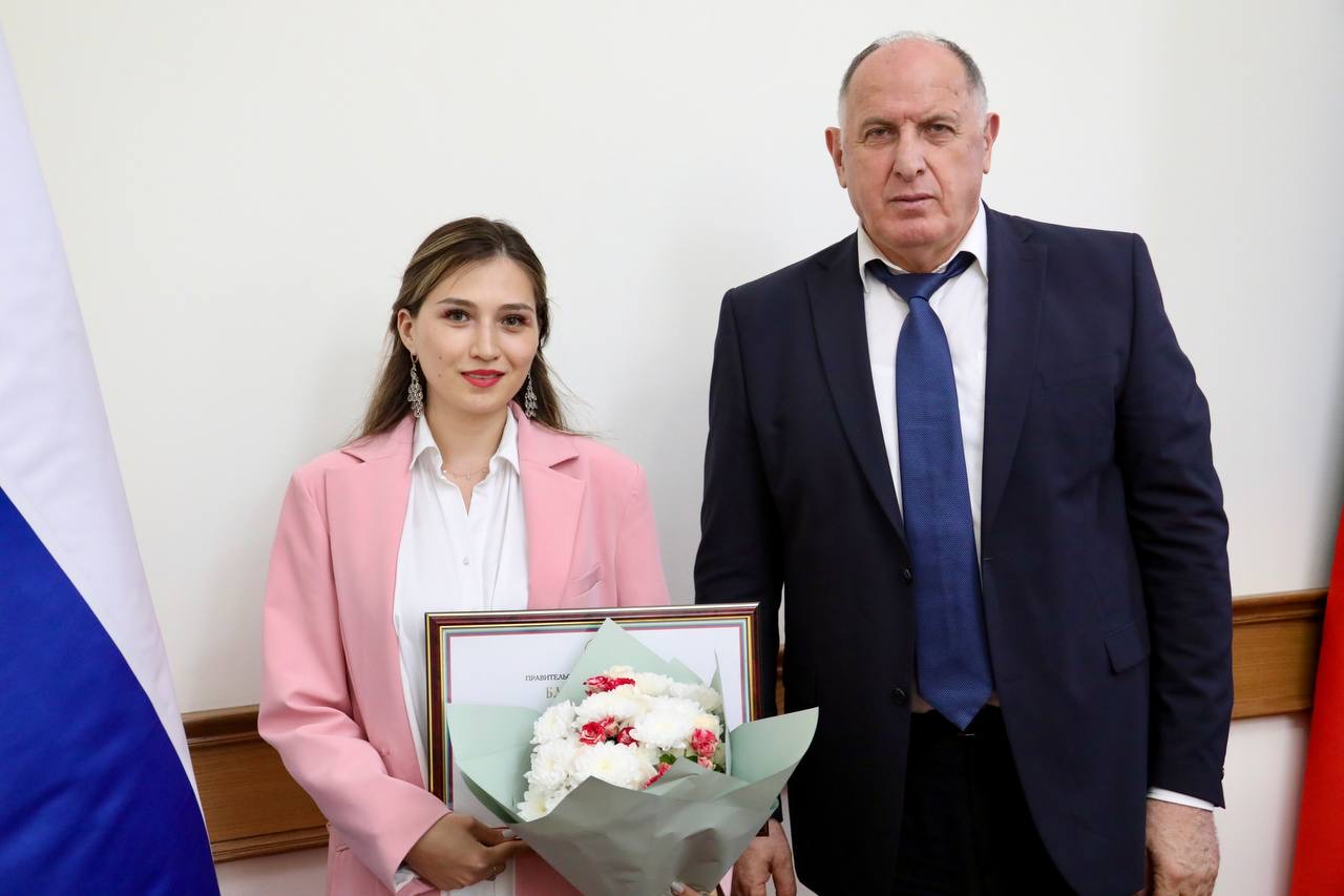 Абдулмуслим Абдулмуслимов в канун Дня России вручил госнаграды выдающимся дагестанцам