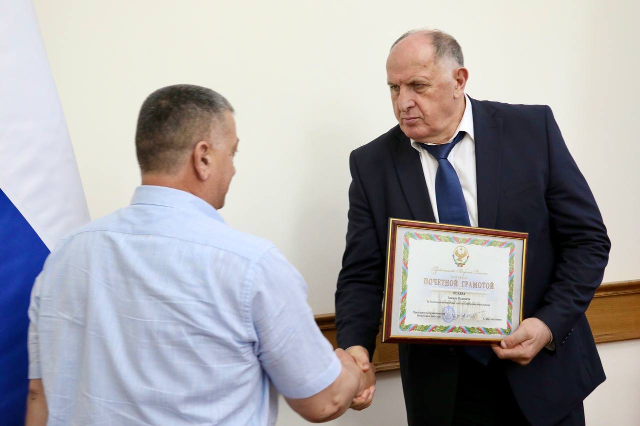 Абдулмуслим Абдулмуслимов в канун Дня России вручил госнаграды выдающимся дагестанцам