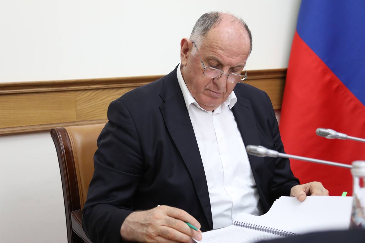 Абдулмуслим Абдулмуслимов встретился с представителями общественных советов при органах исполнительной власти республики