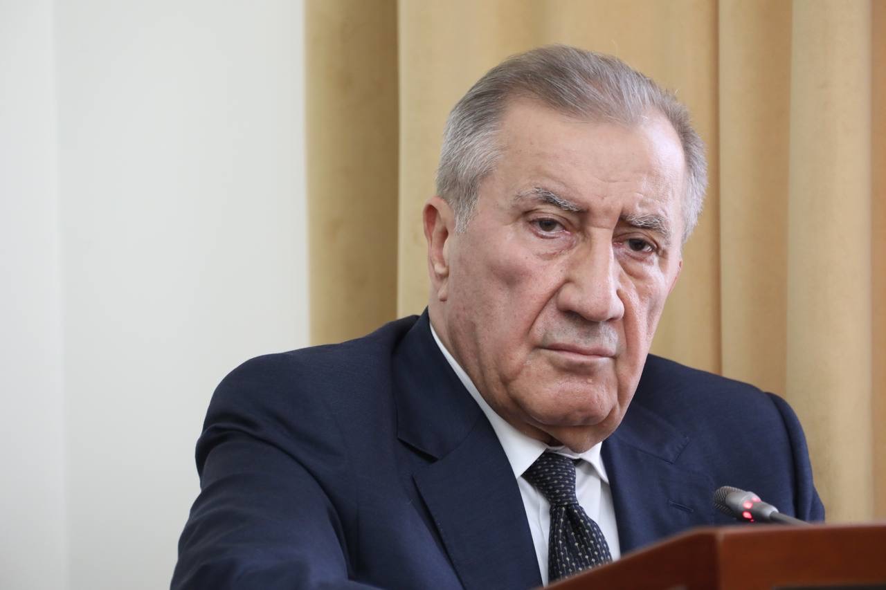 Абдулмуслим Абдулмуслимов встретился с представителями общественных советов при органах исполнительной власти республики