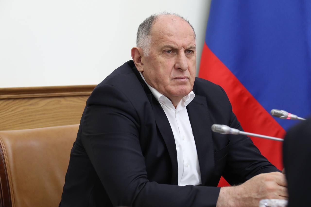 Абдулмуслим Абдулмуслимов встретился с представителями общественных советов при органах исполнительной власти республики