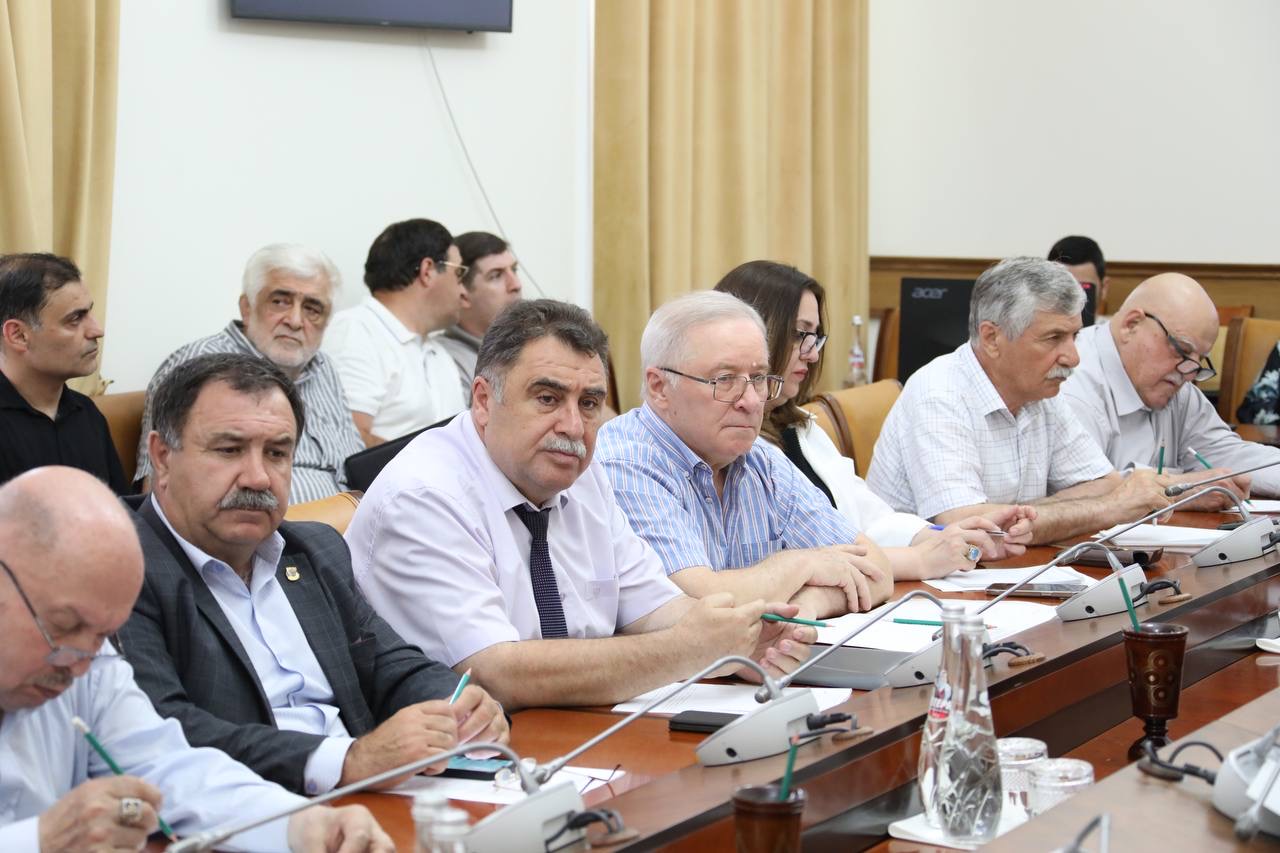 Абдулмуслим Абдулмуслимов встретился с представителями общественных советов при органах исполнительной власти республики