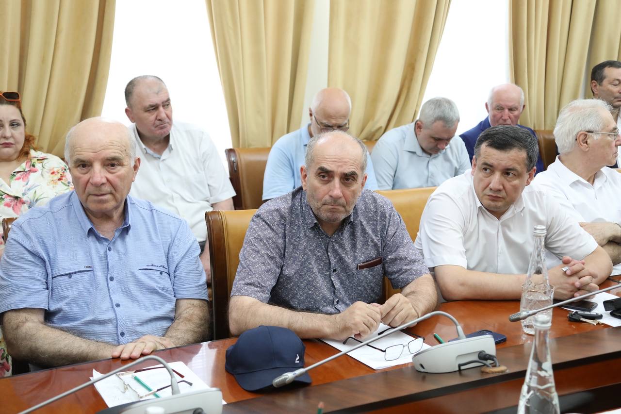Абдулмуслим Абдулмуслимов встретился с представителями общественных советов при органах исполнительной власти республики