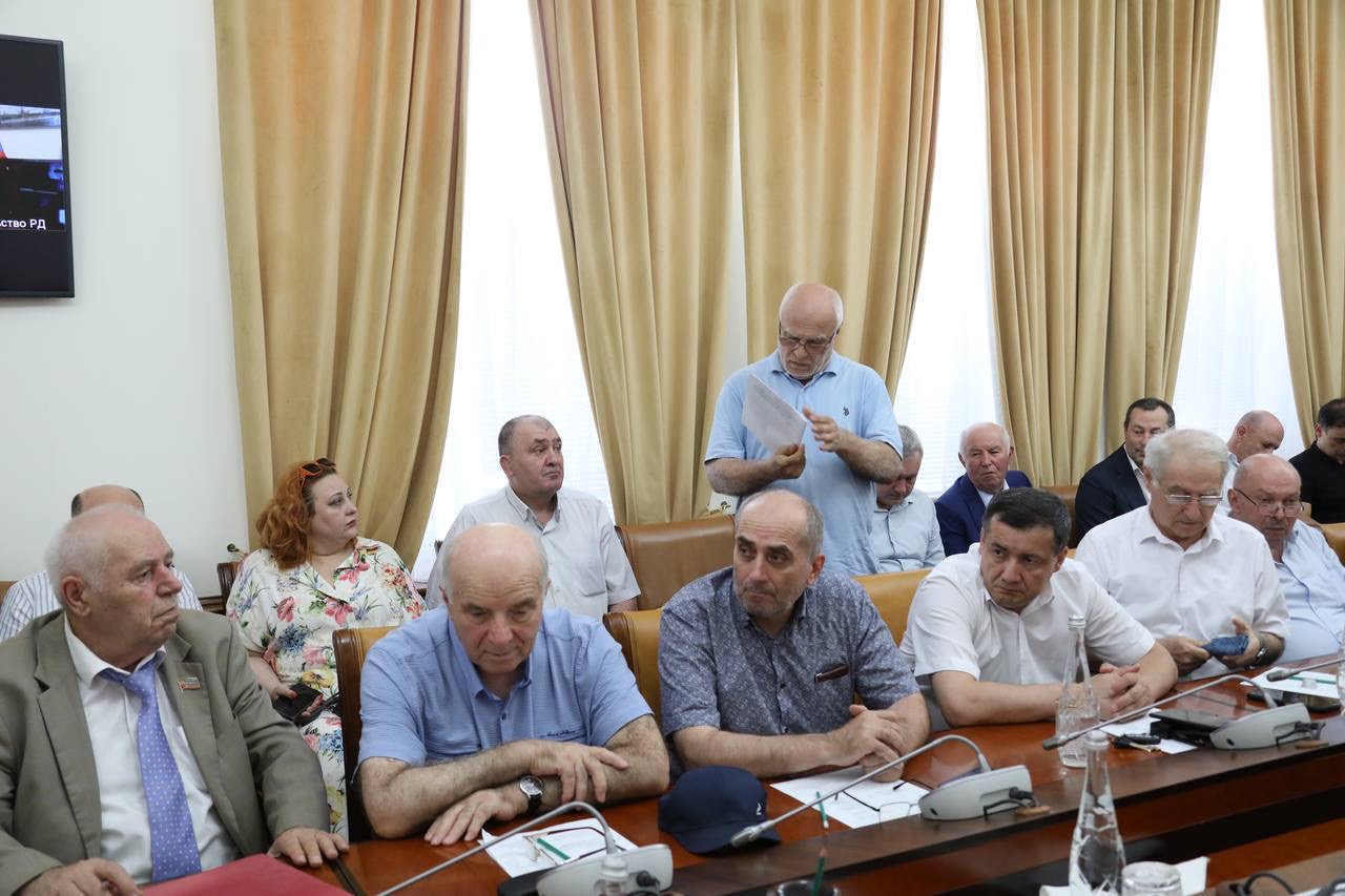 Абдулмуслим Абдулмуслимов встретился с представителями общественных советов при органах исполнительной власти республики