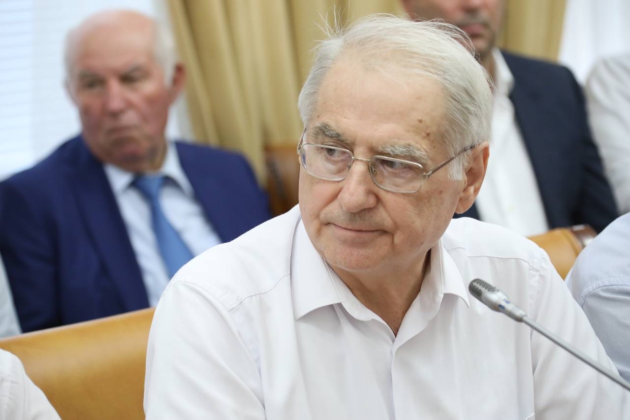 Абдулмуслим Абдулмуслимов встретился с представителями общественных советов при органах исполнительной власти республики