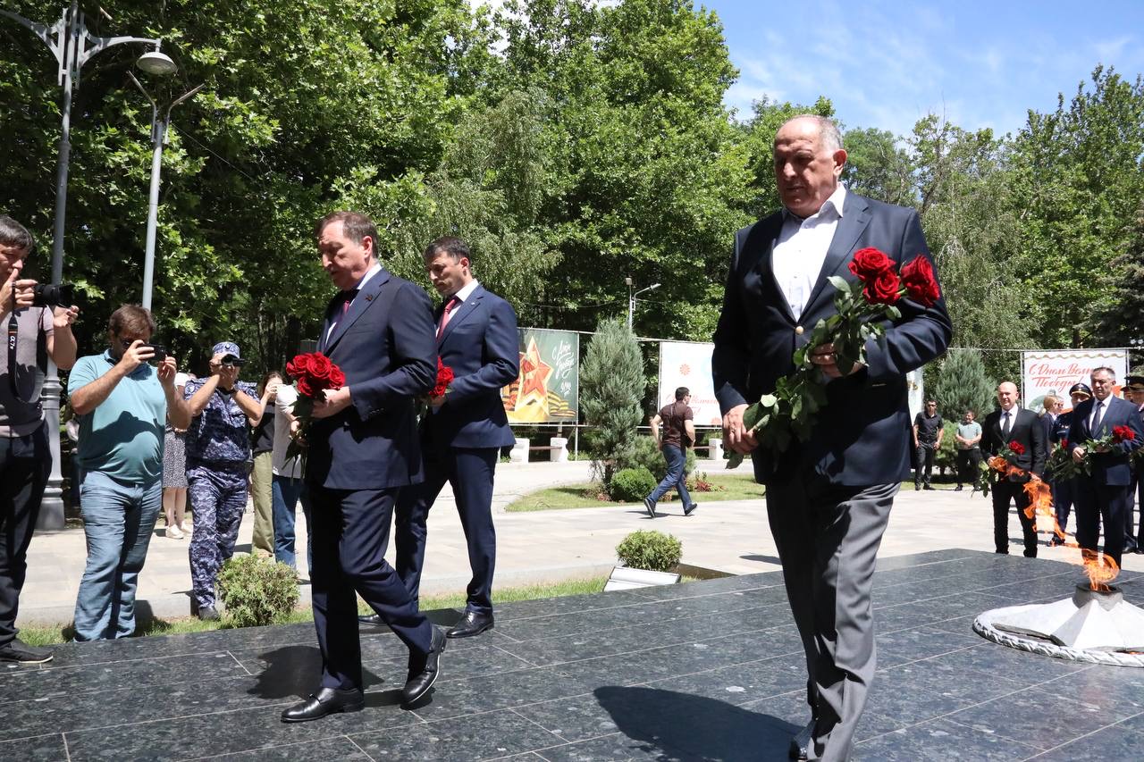 Абдулмуслим Абдулмуслимов почтил память дагестанцев-фронтовиков у Вечного огня в Махачкале