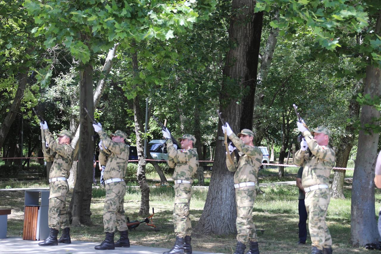 Абдулмуслим Абдулмуслимов почтил память дагестанцев-фронтовиков у Вечного огня в Махачкале