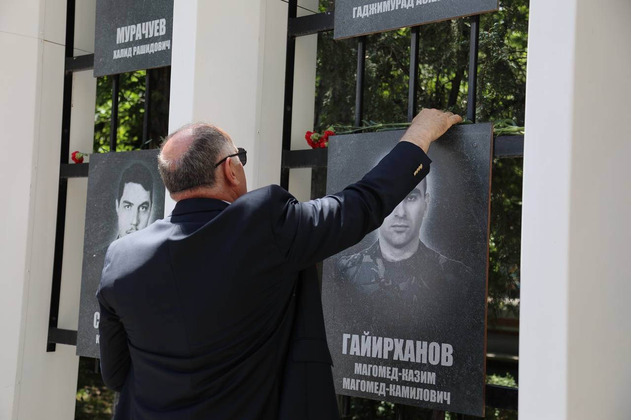 Абдулмуслим Абдулмуслимов почтил память дагестанцев-фронтовиков у Вечного огня в Махачкале