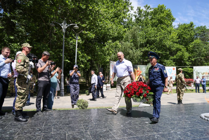 Абдулмуслим Абдулмуслимов почтил память дагестанцев-фронтовиков у Вечного огня в Махачкале