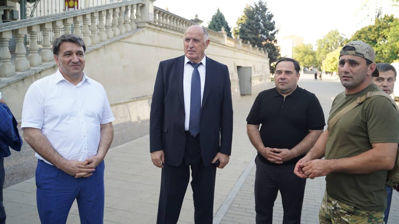 Абдулмуслим Абдулмуслимов напутствовал добровольцев батальона "Каспий" перед отправкой на СВО