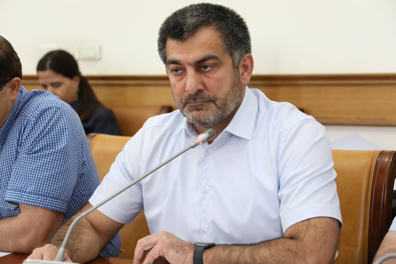 Абдулмуслим Абдулмуслимов дал ряд поручений в связи с ценовой ситуацией на продовольственном рынке республики
