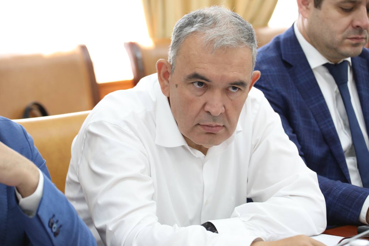 Абдулмуслим Абдулмуслимов дал ряд поручений в связи с ценовой ситуацией на продовольственном рынке республики