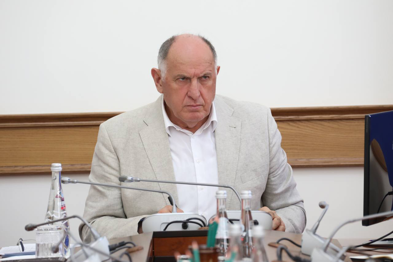 Абдулмуслим Абдулмуслимов провёл совещание с членами Правительства Дагестана