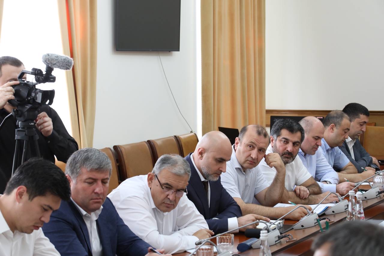 Абдулмуслим Абдулмуслимов провёл совещание с членами Правительства Дагестана