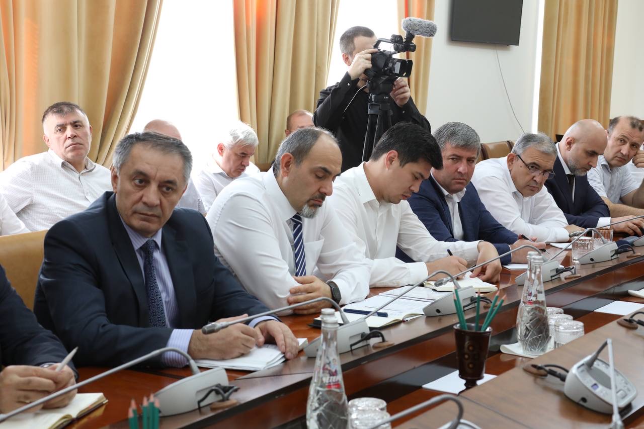 Абдулмуслим Абдулмуслимов провёл совещание с членами Правительства Дагестана