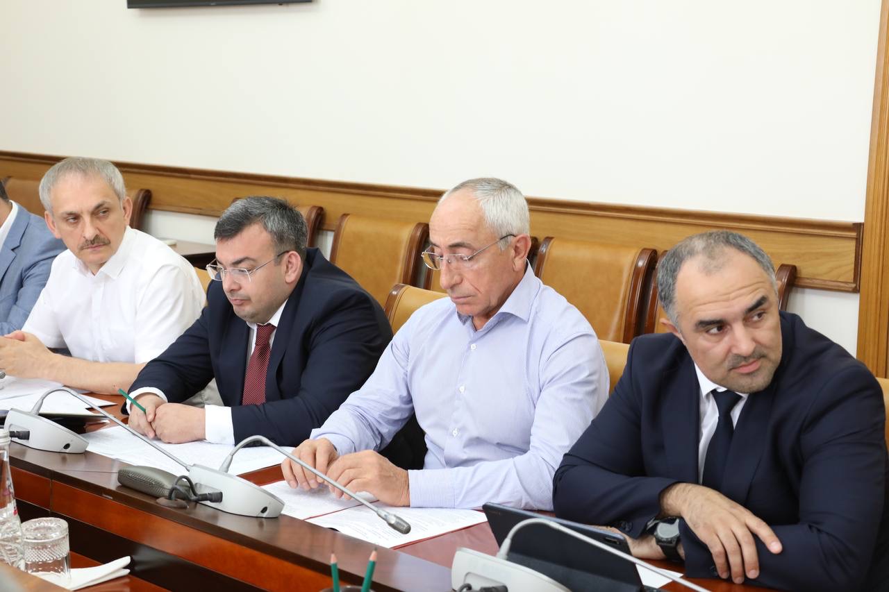 Абдулмуслим Абдулмуслимов провёл совещание с членами Правительства Дагестана