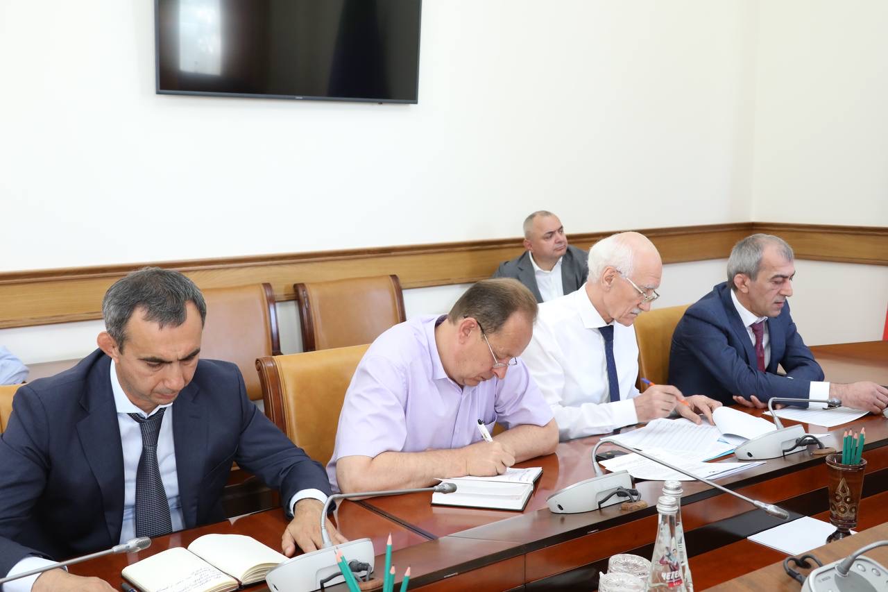 Абдулмуслим Абдулмуслимов провёл совещание с членами Правительства Дагестана