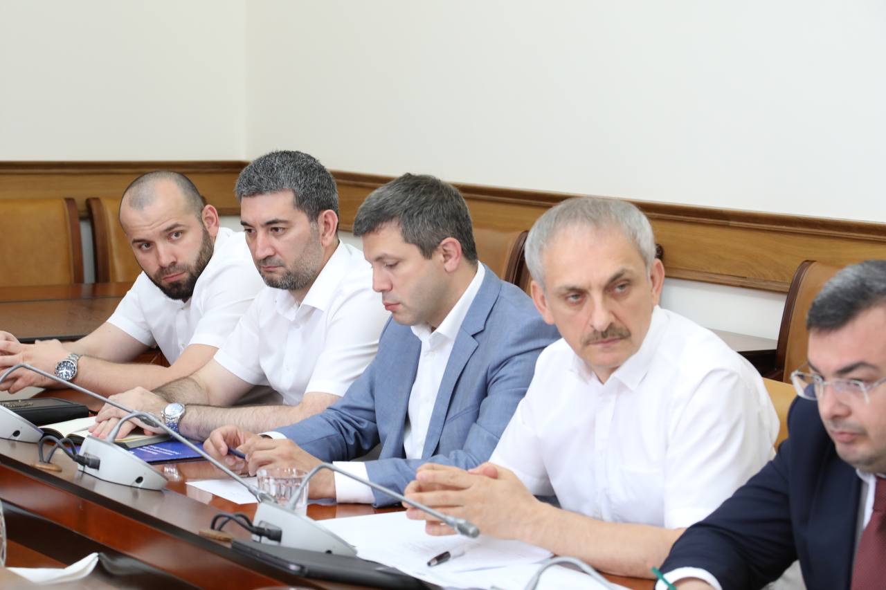 Абдулмуслим Абдулмуслимов провёл совещание с членами Правительства Дагестана