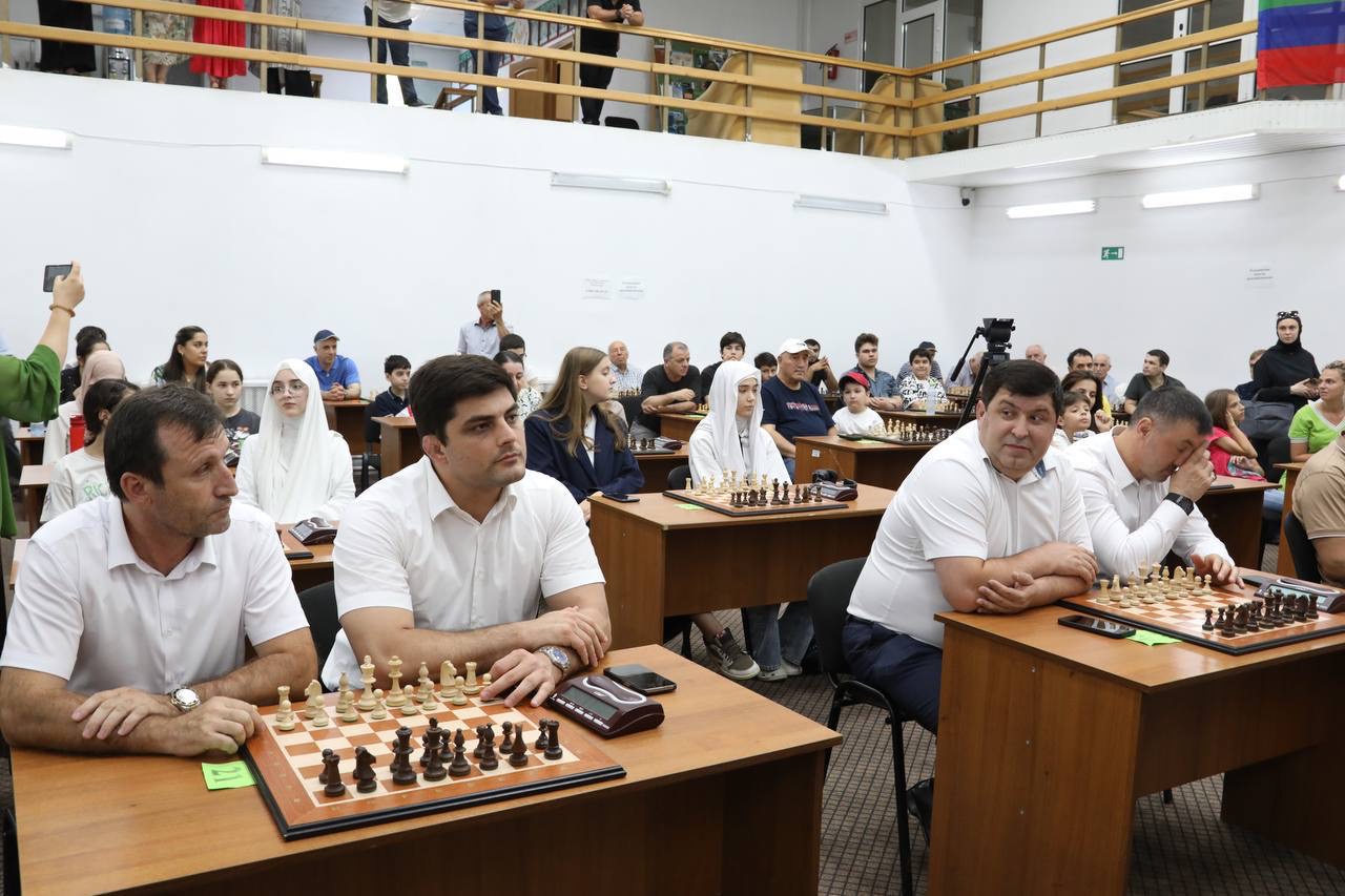 Абдулмуслим Абдулмуслимов дал старт Чемпионату Дагестана по шахматам на призы Муху Алиева
