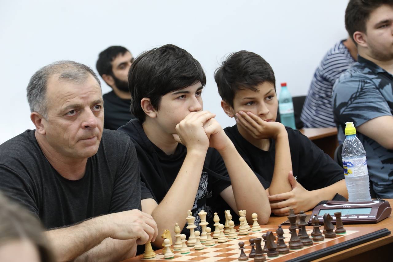 Абдулмуслим Абдулмуслимов дал старт Чемпионату Дагестана по шахматам на призы Муху Алиева