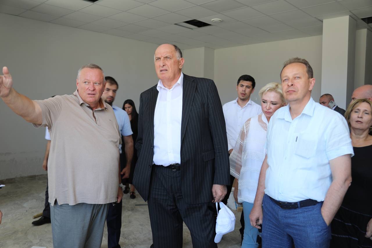 Абдулмуслим Абдулмуслимов проверил готовность двух новых школ Каспийска к открытию