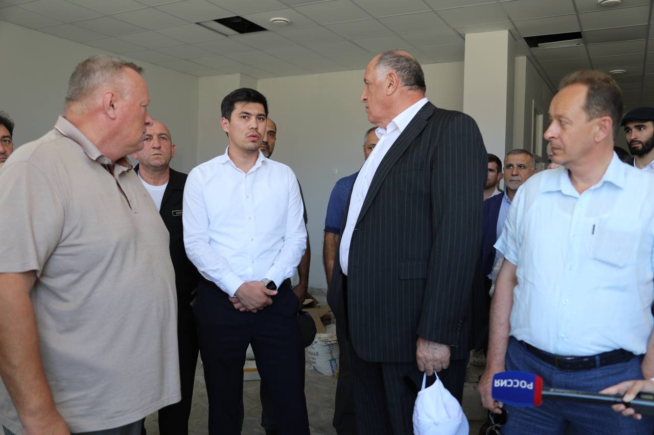 Абдулмуслим Абдулмуслимов проверил готовность двух новых школ Каспийска к открытию