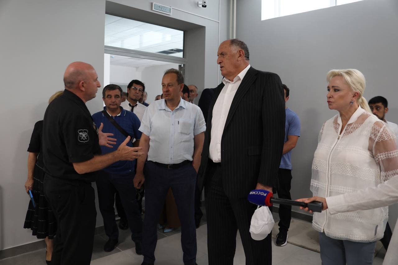 Абдулмуслим Абдулмуслимов проверил готовность двух новых школ Каспийска к открытию