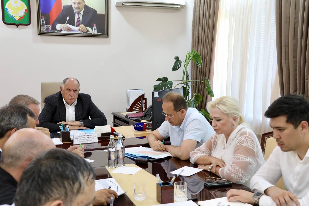 Абдулмуслим Абдулмуслимов проверил готовность двух новых школ Каспийска к открытию