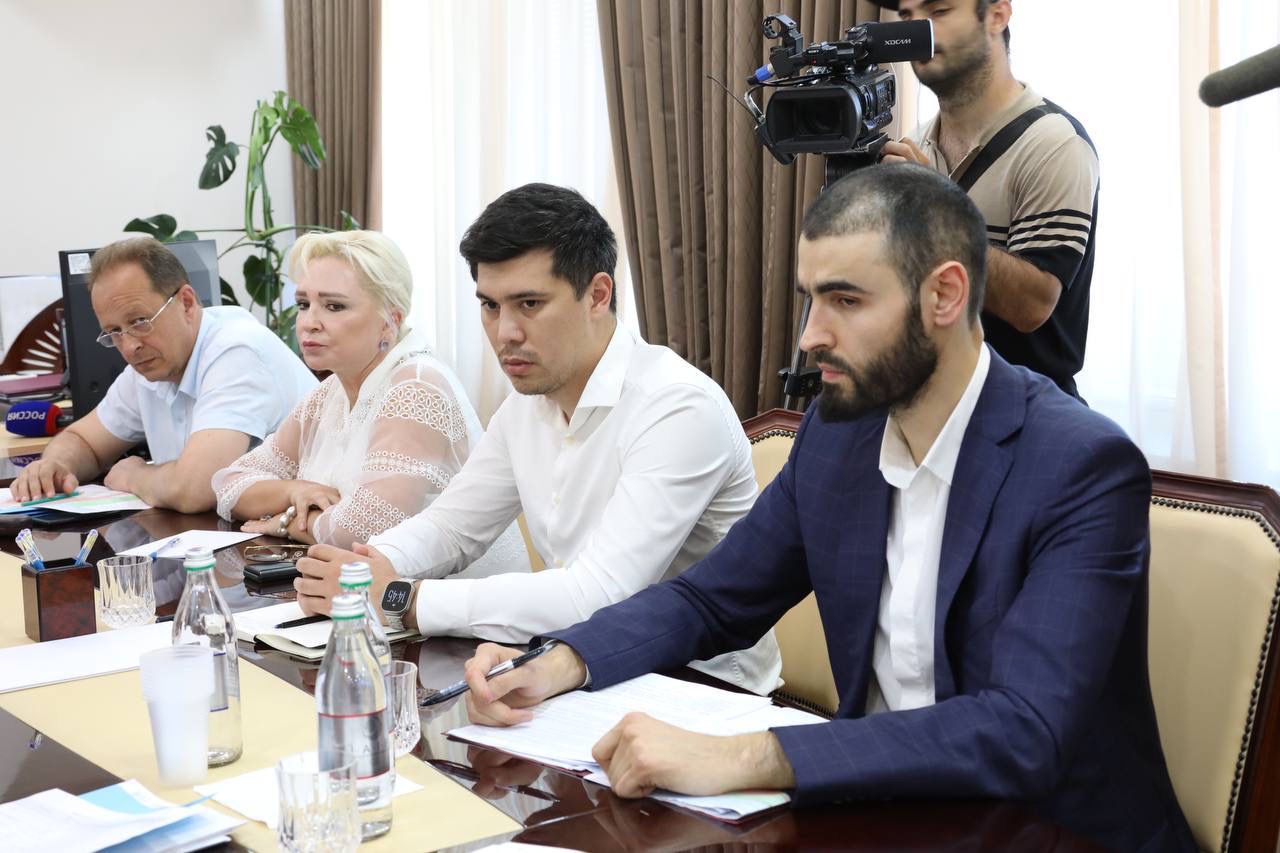 Абдулмуслим Абдулмуслимов проверил готовность двух новых школ Каспийска к открытию