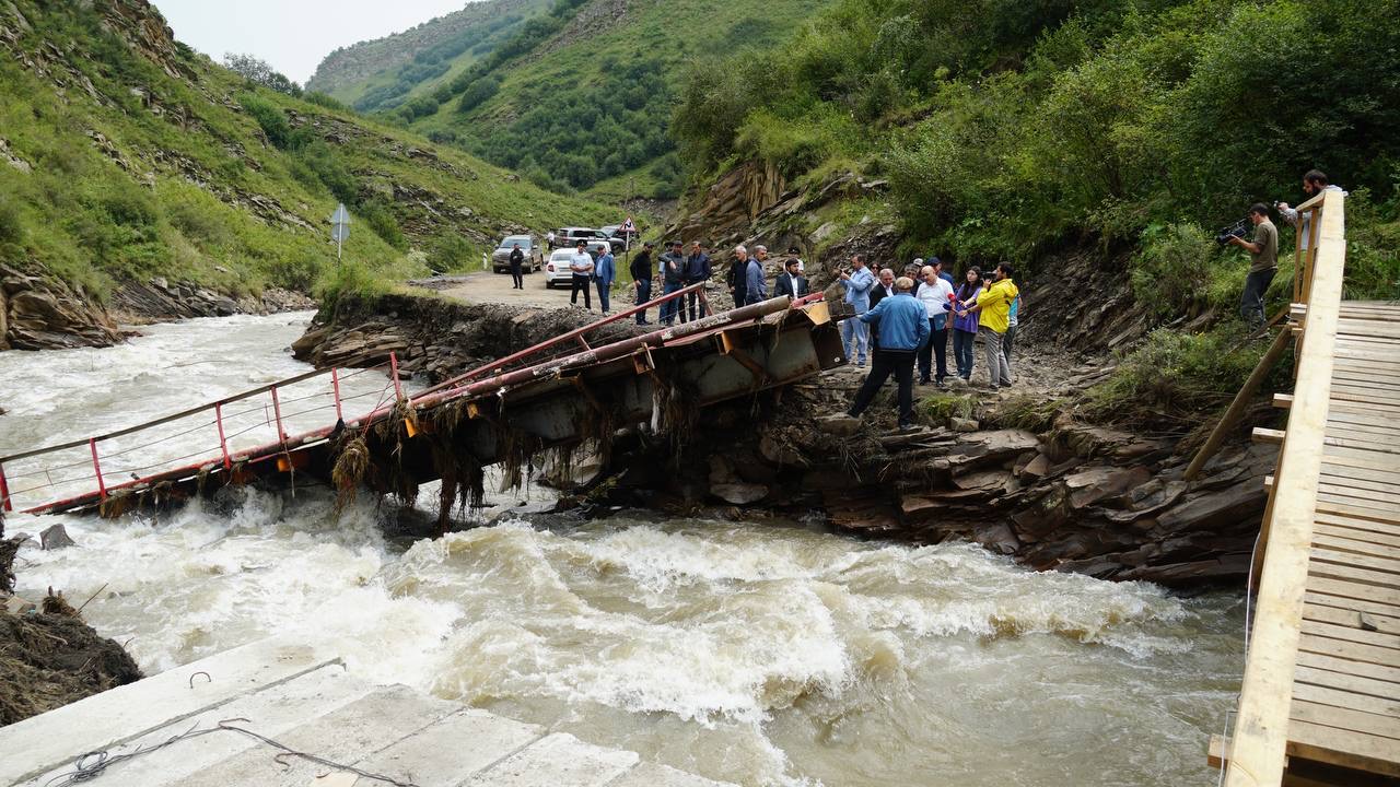 В Агульском районе после стихии восстанавливают мост Тпиг-Рича и участки дороги "Мамраш – Ташкапур – Араканский мост"