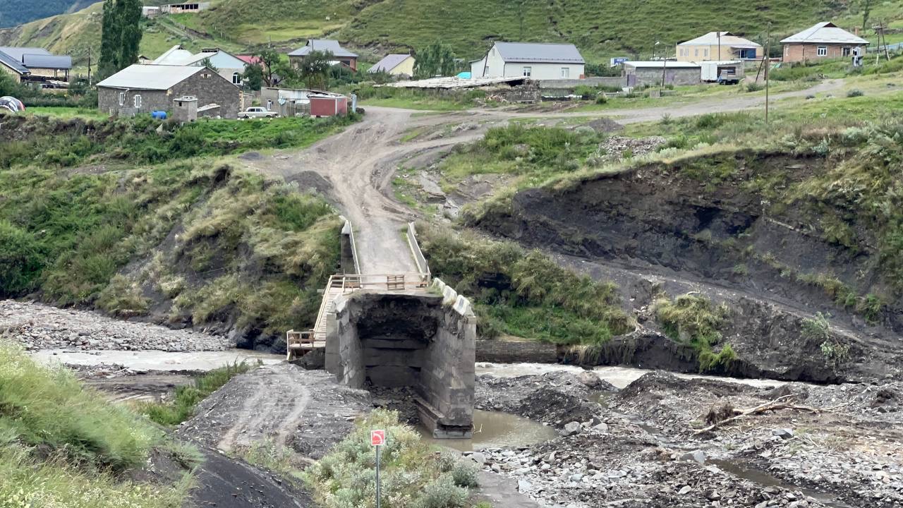 В Агульском районе после стихии восстанавливают мост Тпиг-Рича и участки дороги "Мамраш – Ташкапур – Араканский мост"