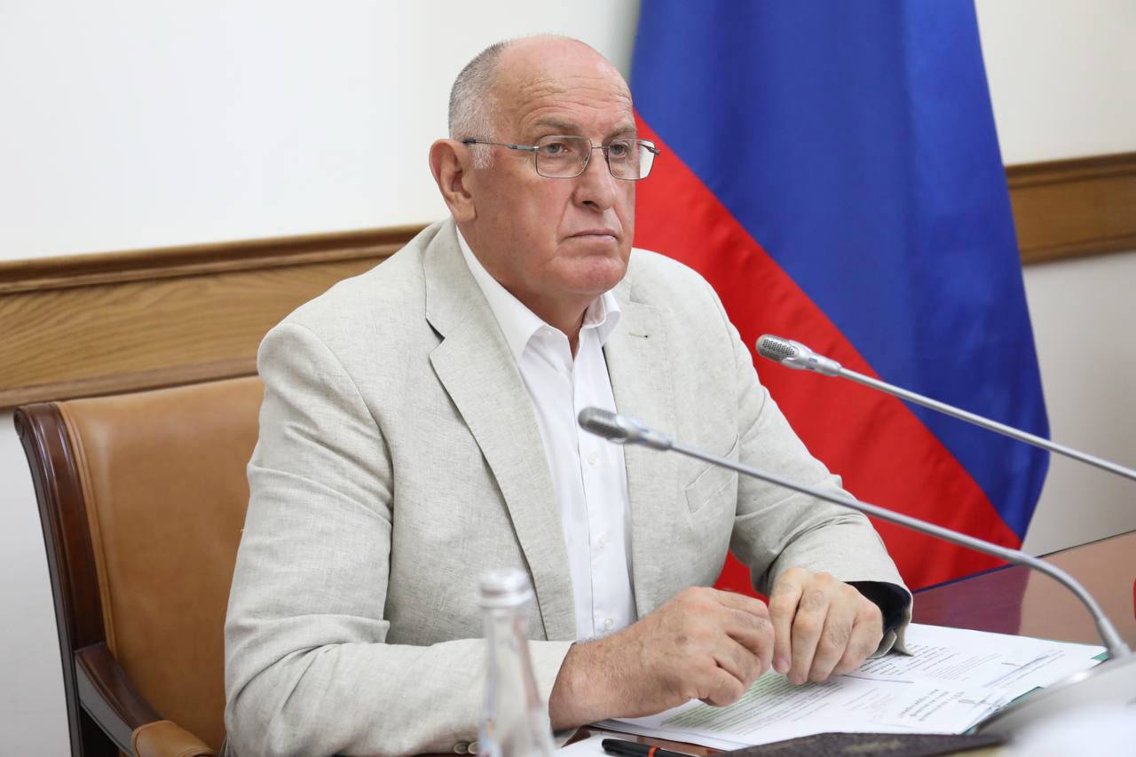 Абдулмуслим Абдулмуслимов поручил завершить общую подготовку школ к новому учебному году до 19 августа