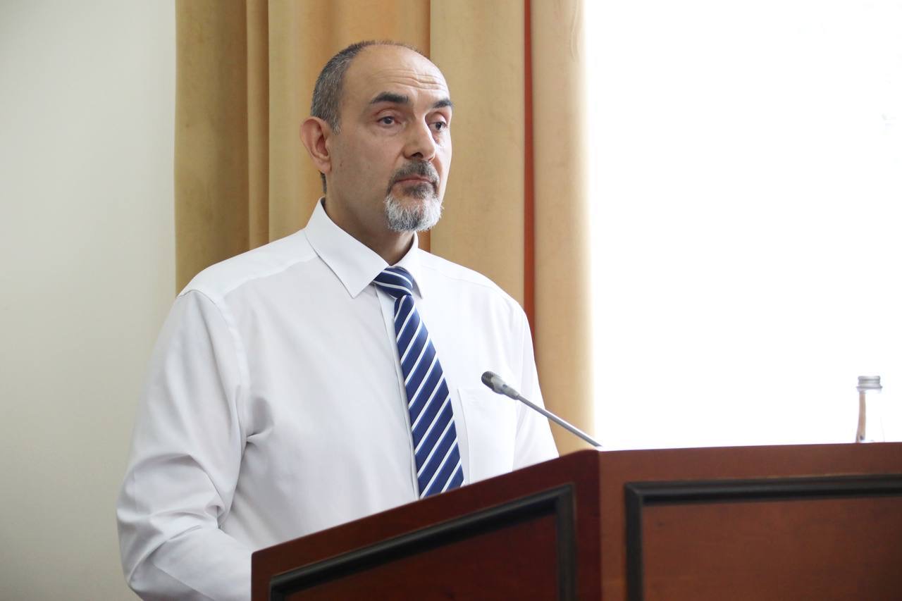 Абдулмуслим Абдулмуслимов поручил завершить общую подготовку школ к новому учебному году до 19 августа
