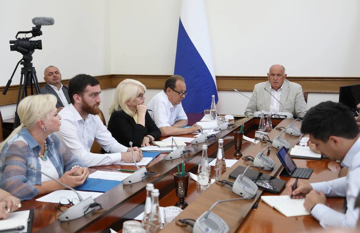 Абдулмуслим Абдулмуслимов поручил завершить общую подготовку школ к новому учебному году до 19 августа
