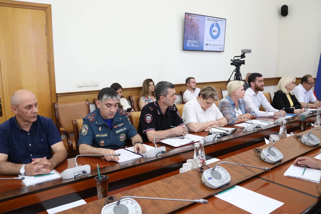 Абдулмуслим Абдулмуслимов поручил завершить общую подготовку школ к новому учебному году до 19 августа