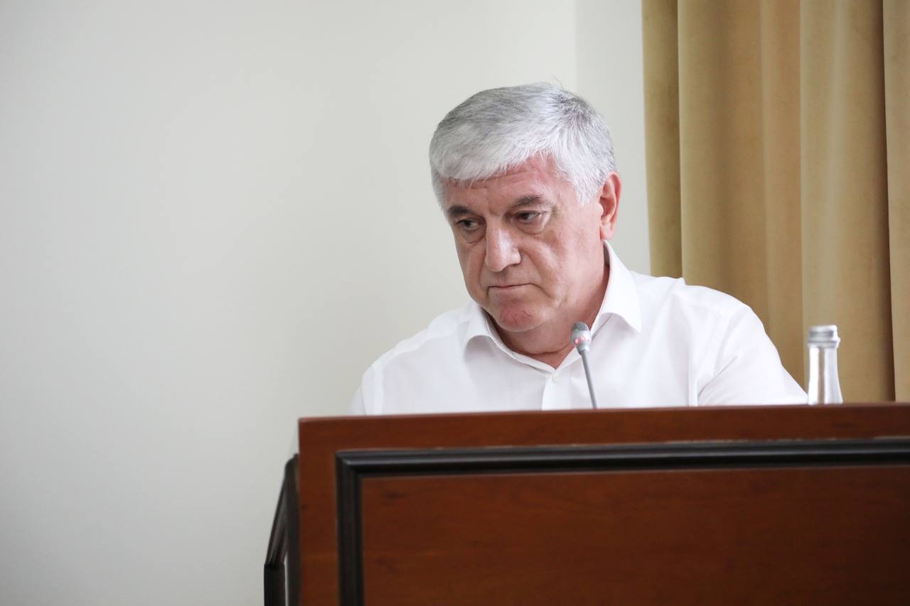 Абдулмуслим Абдулмуслимов поручил завершить общую подготовку школ к новому учебному году до 19 августа