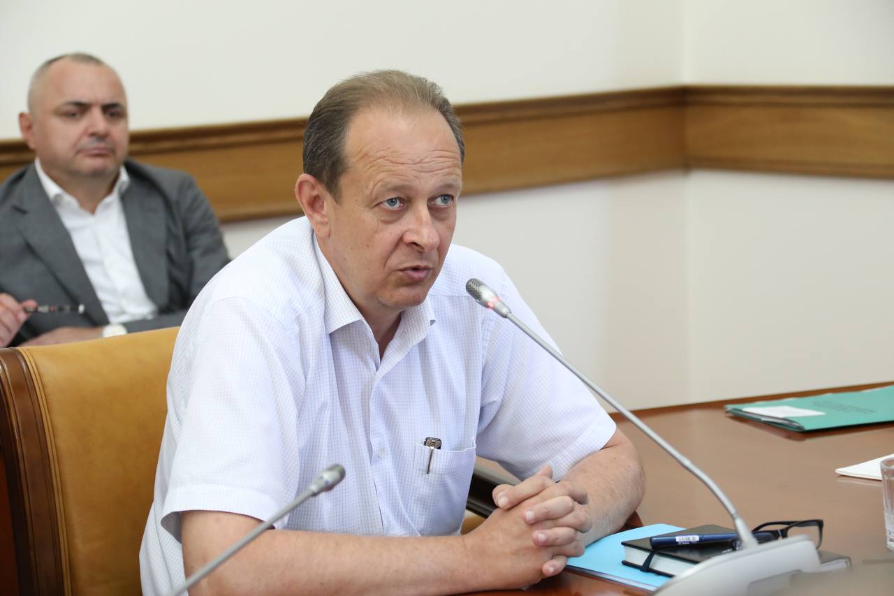 Абдулмуслим Абдулмуслимов поручил завершить общую подготовку школ к новому учебному году до 19 августа