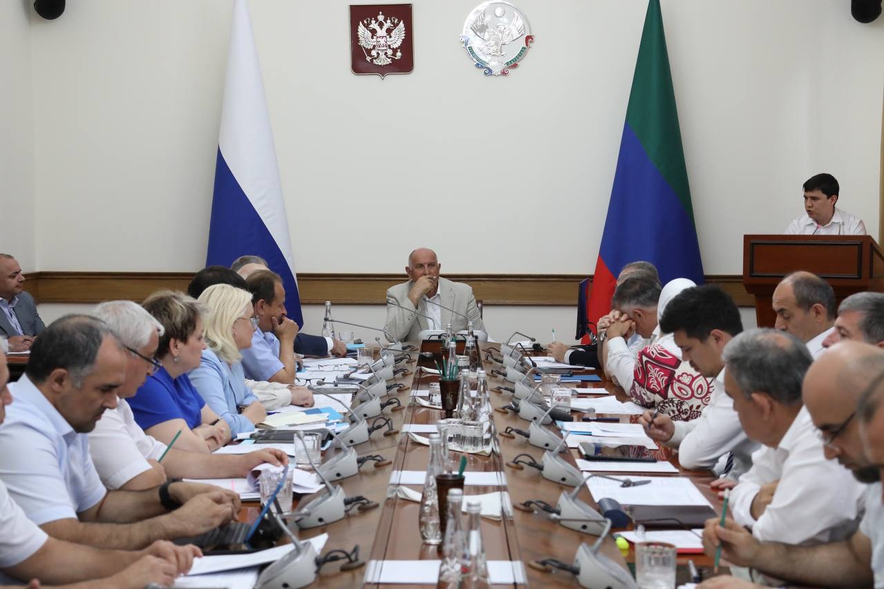 Ход исполнения республиканского бюджета обсудили под руководством Абдулмуслима Абдулмуслимова