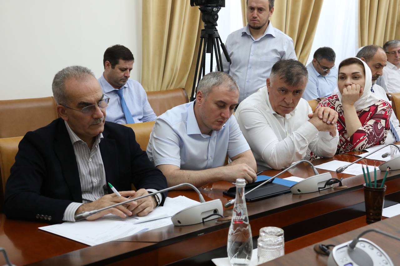 Ход исполнения республиканского бюджета обсудили под руководством Абдулмуслима Абдулмуслимова