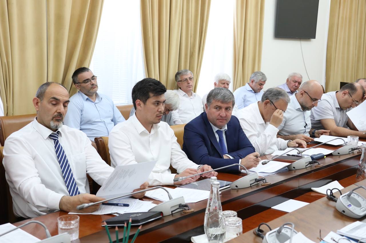 Ход исполнения республиканского бюджета обсудили под руководством Абдулмуслима Абдулмуслимова