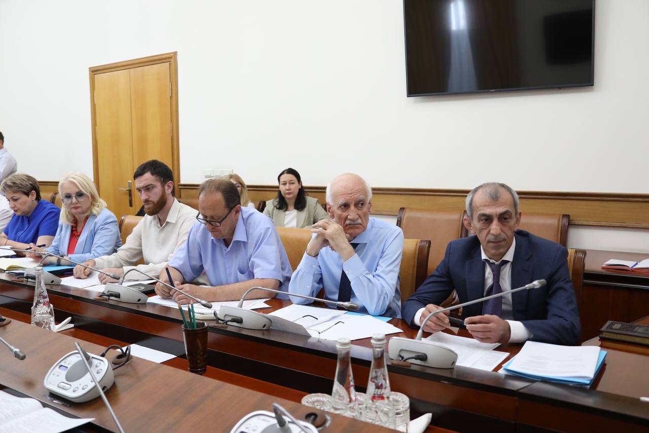 Ход исполнения республиканского бюджета обсудили под руководством Абдулмуслима Абдулмуслимова