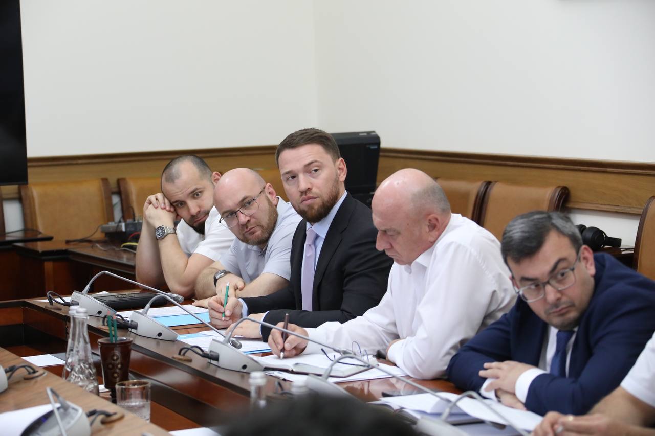 Ход исполнения республиканского бюджета обсудили под руководством Абдулмуслима Абдулмуслимова