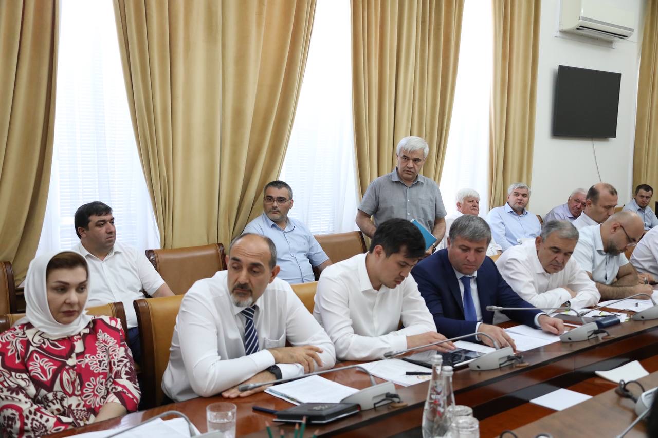 Ход исполнения республиканского бюджета обсудили под руководством Абдулмуслима Абдулмуслимова