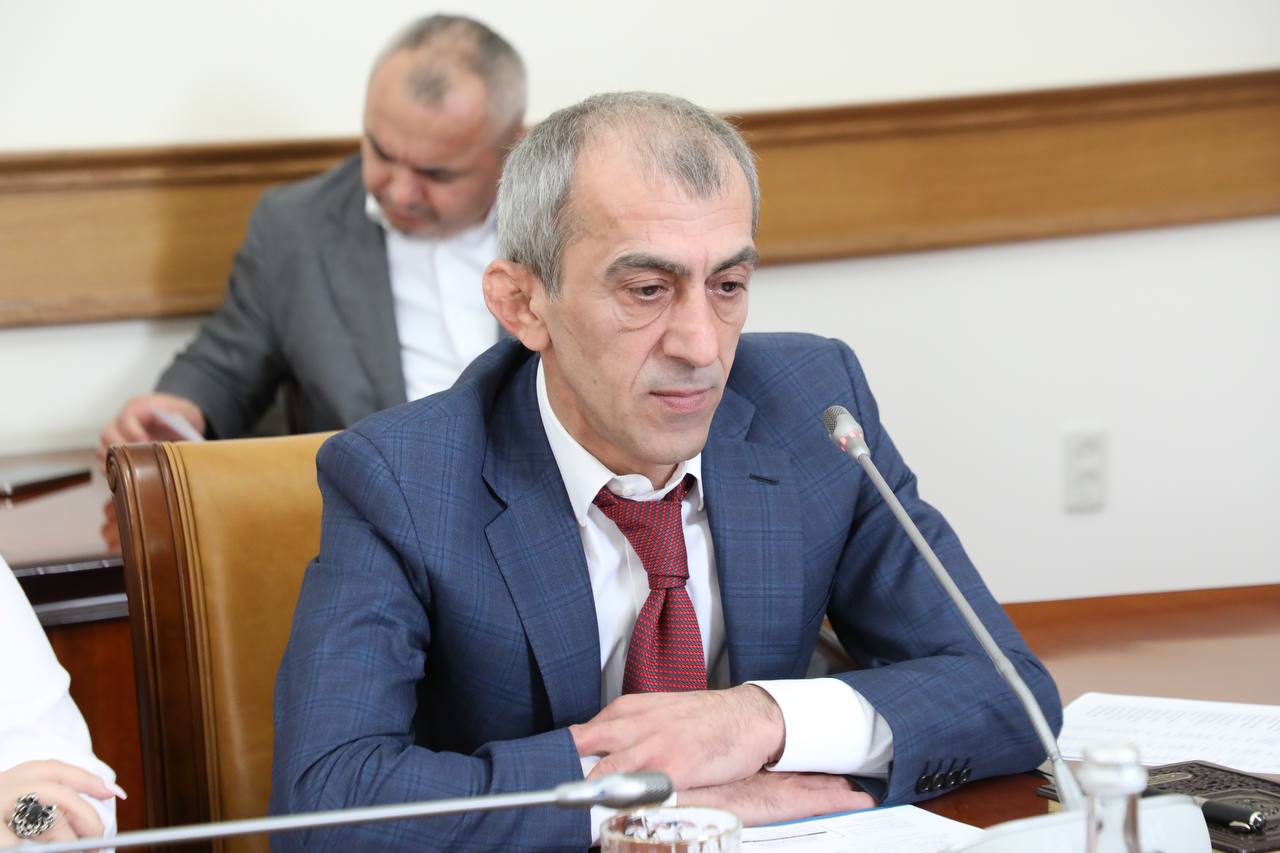 Абдулмуслим Абдулмуслимов провел рабочее совещание с кабинетом министров