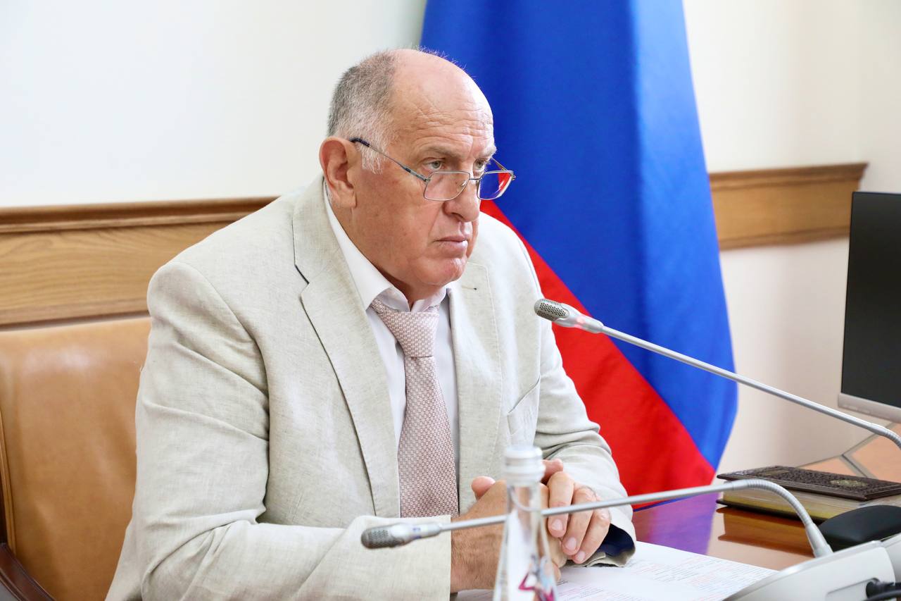 Абдулмуслим Абдулмуслимов провел рабочее совещание с кабинетом министров