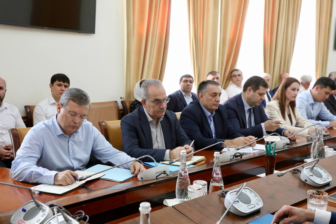Абдулмуслим Абдулмуслимов провел рабочее совещание с кабинетом министров